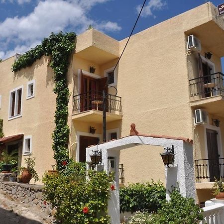 Artemis Rooms Agia Marina  エクステリア 写真