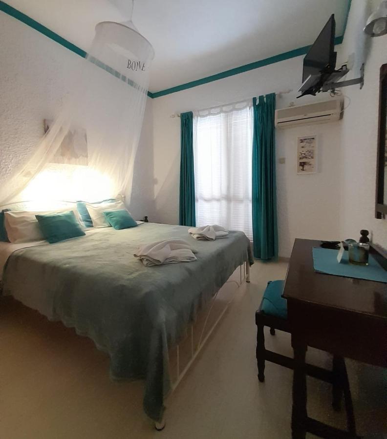 Artemis Rooms Agia Marina  エクステリア 写真