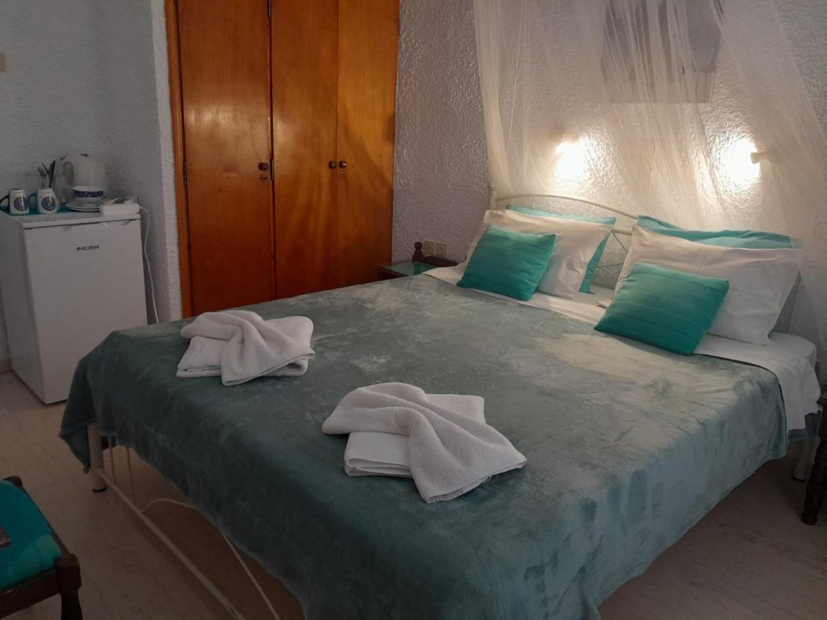 Artemis Rooms Agia Marina  エクステリア 写真