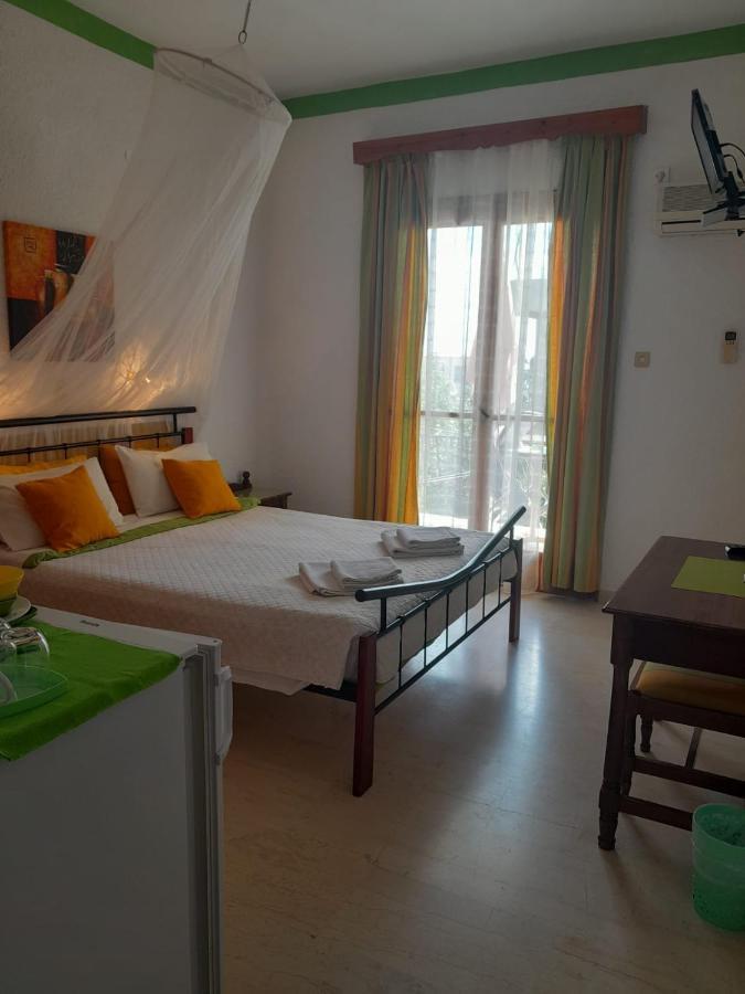 Artemis Rooms Agia Marina  エクステリア 写真