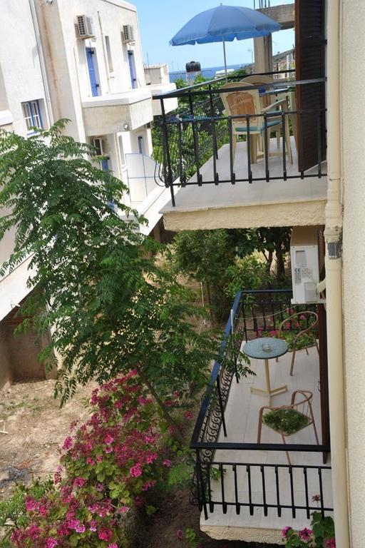 Artemis Rooms Agia Marina  エクステリア 写真