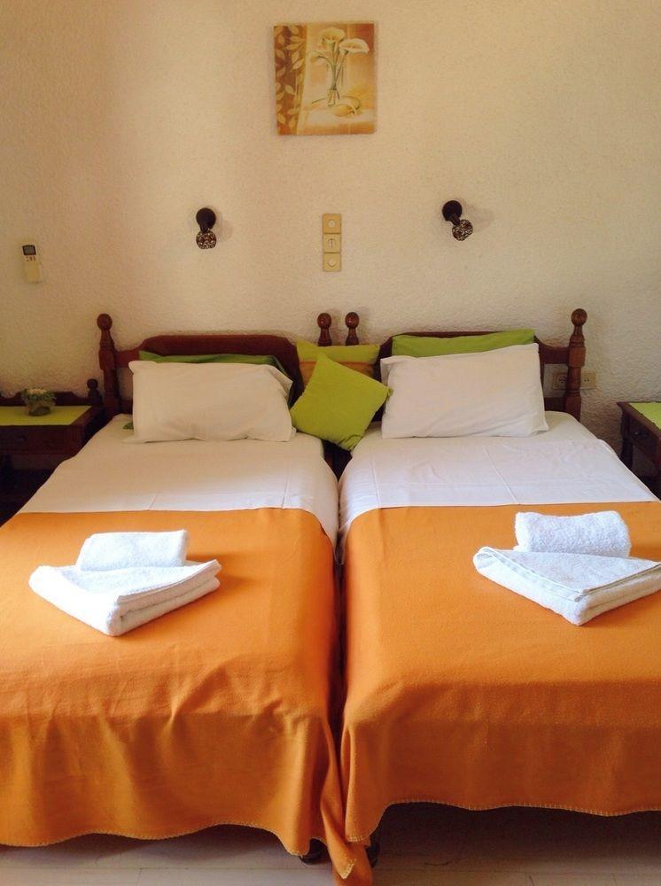 Artemis Rooms Agia Marina  エクステリア 写真