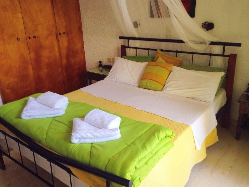 Artemis Rooms Agia Marina  エクステリア 写真
