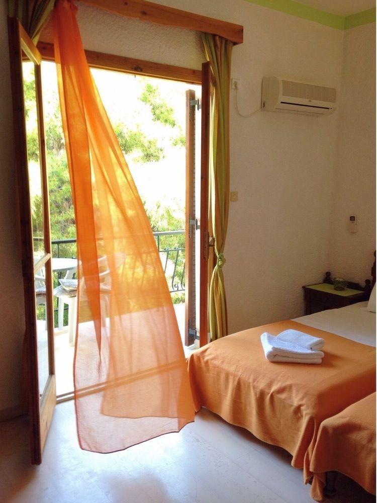 Artemis Rooms Agia Marina  エクステリア 写真