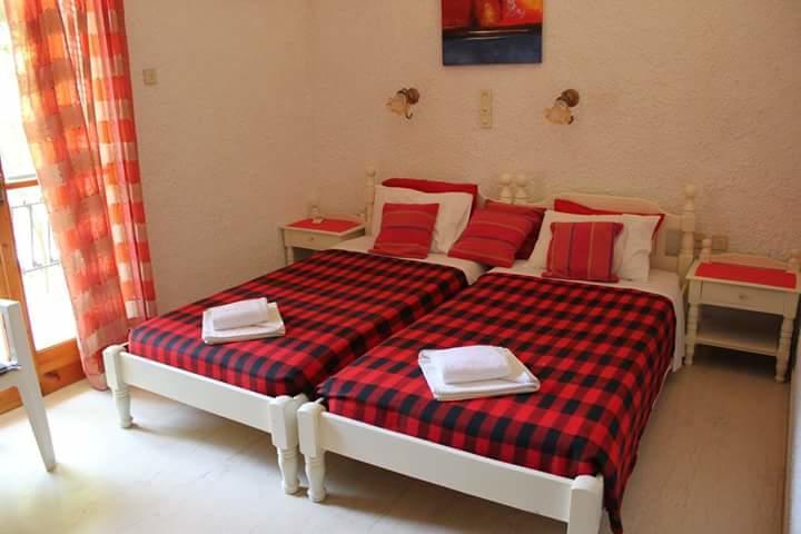 Artemis Rooms Agia Marina  エクステリア 写真