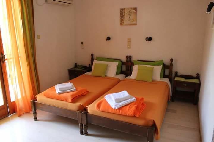 Artemis Rooms Agia Marina  エクステリア 写真