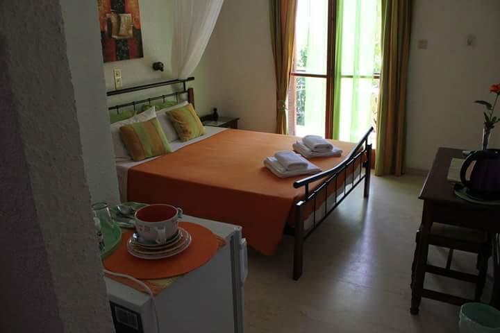 Artemis Rooms Agia Marina  エクステリア 写真
