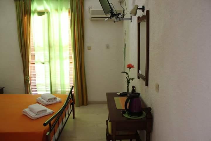 Artemis Rooms Agia Marina  エクステリア 写真